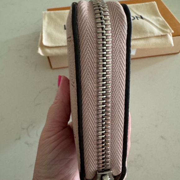 Like New Louis Vuitton Zippy Wallet - Picture 9 of 11